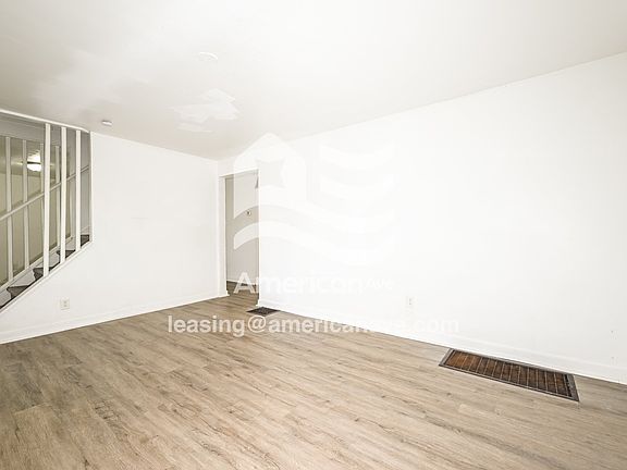 1426353_001_living_room_2.jpg