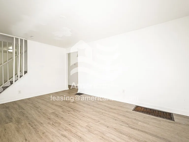 1426353_001_living_room_2.jpg