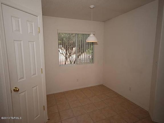 5th image of 2612 N Splitwood Ave