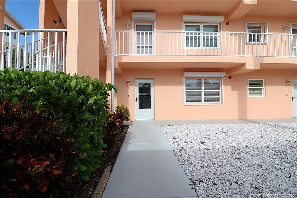 2 bed, 2.0 bath, 1204 sqft, $1,800 — Photo 2