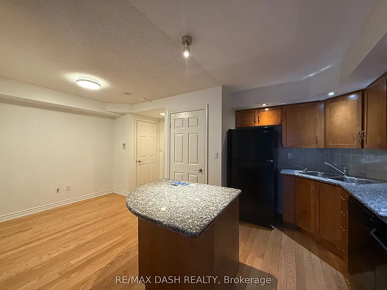 270 Wellington St W #802 — Photo 14