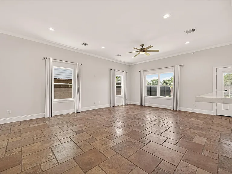 2211 Silverbonnet St — Photo 7