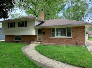 121 Elmwood Dr, Naperville, IL 60540