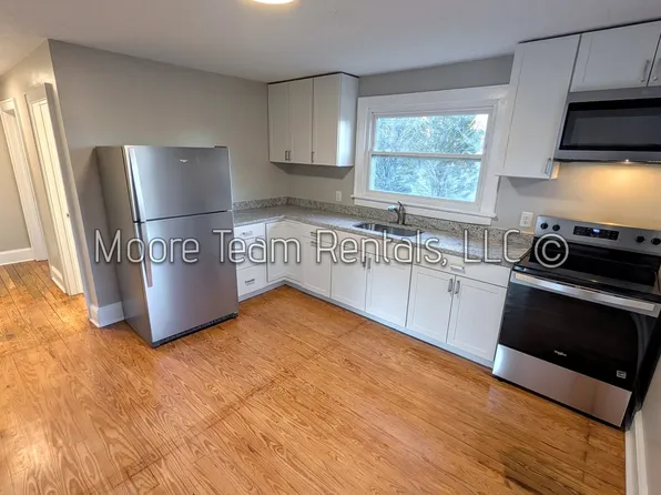 White Pine Dr 906, 906 White Pine Dr, Laurel Park, NC 28739