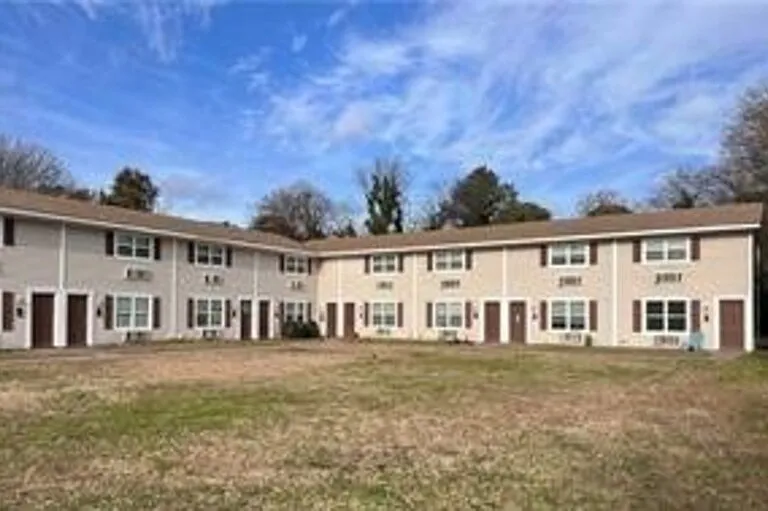 13 Hedge Ln #E — Photo 1