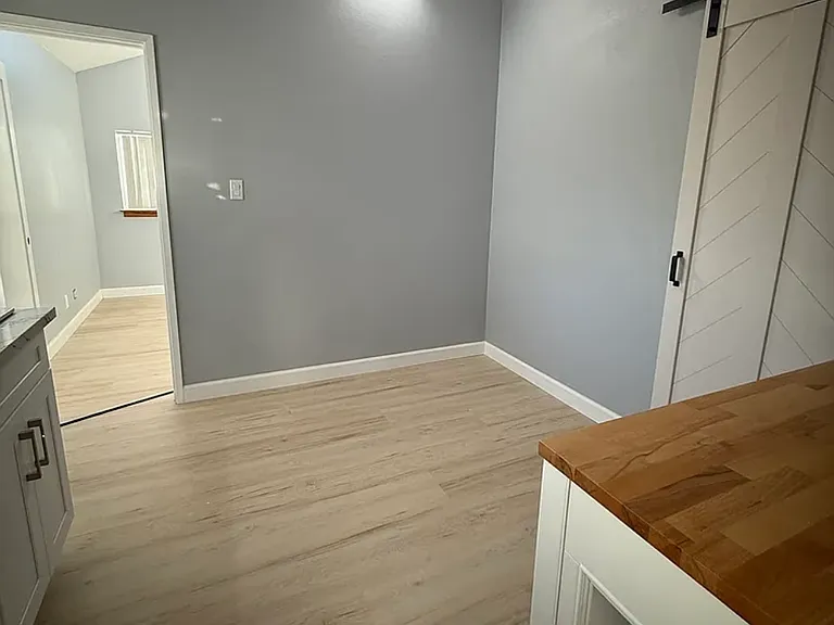 390 S Crest Rd — Photo 2