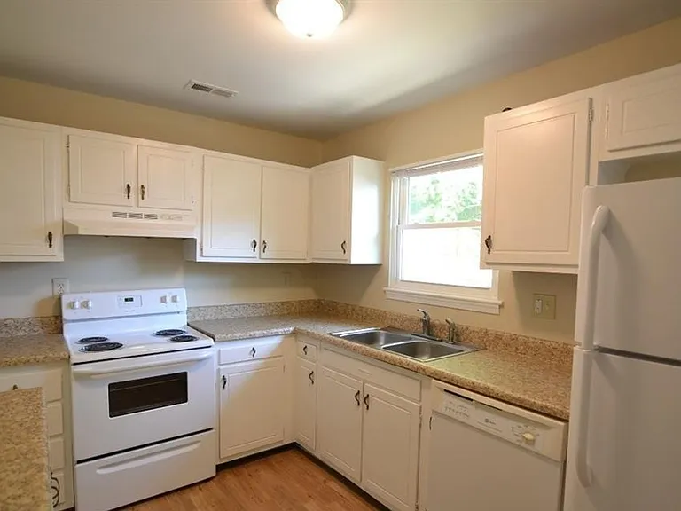 7200 Longstreet Dr — Photo 5