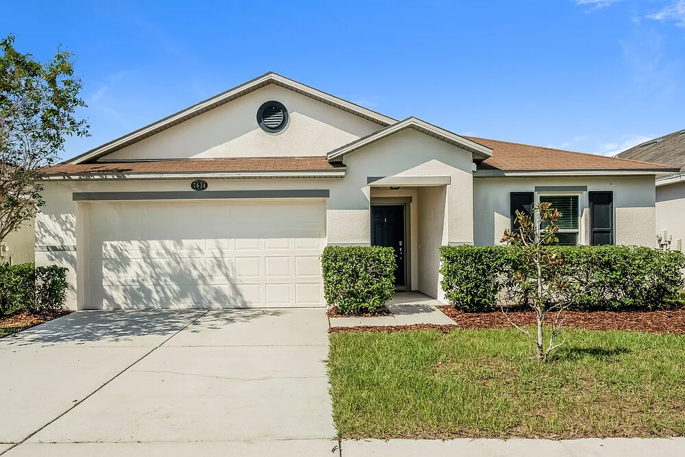 4 bed, 2.0 bath, 1983 sqft, $2,415 — Photo 1