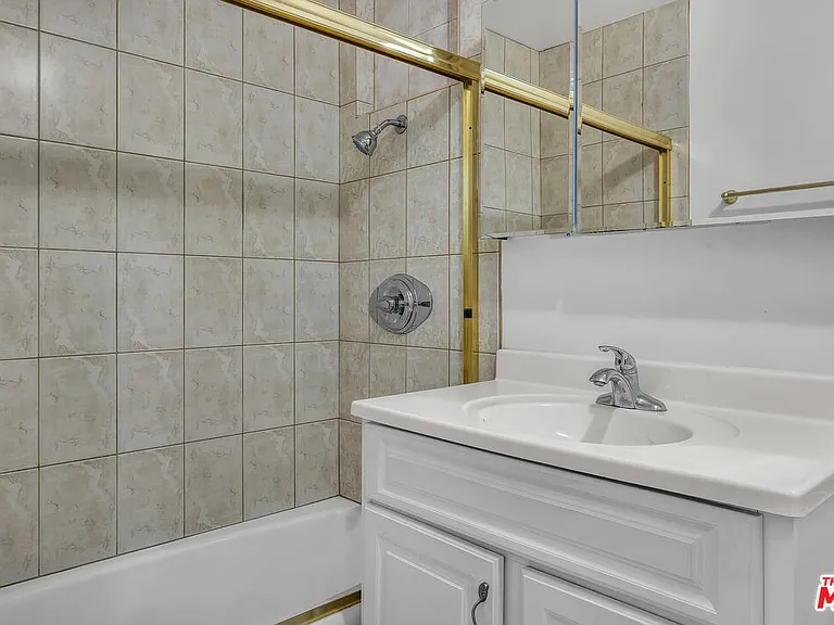 922 S Bundy Dr — Photo 15