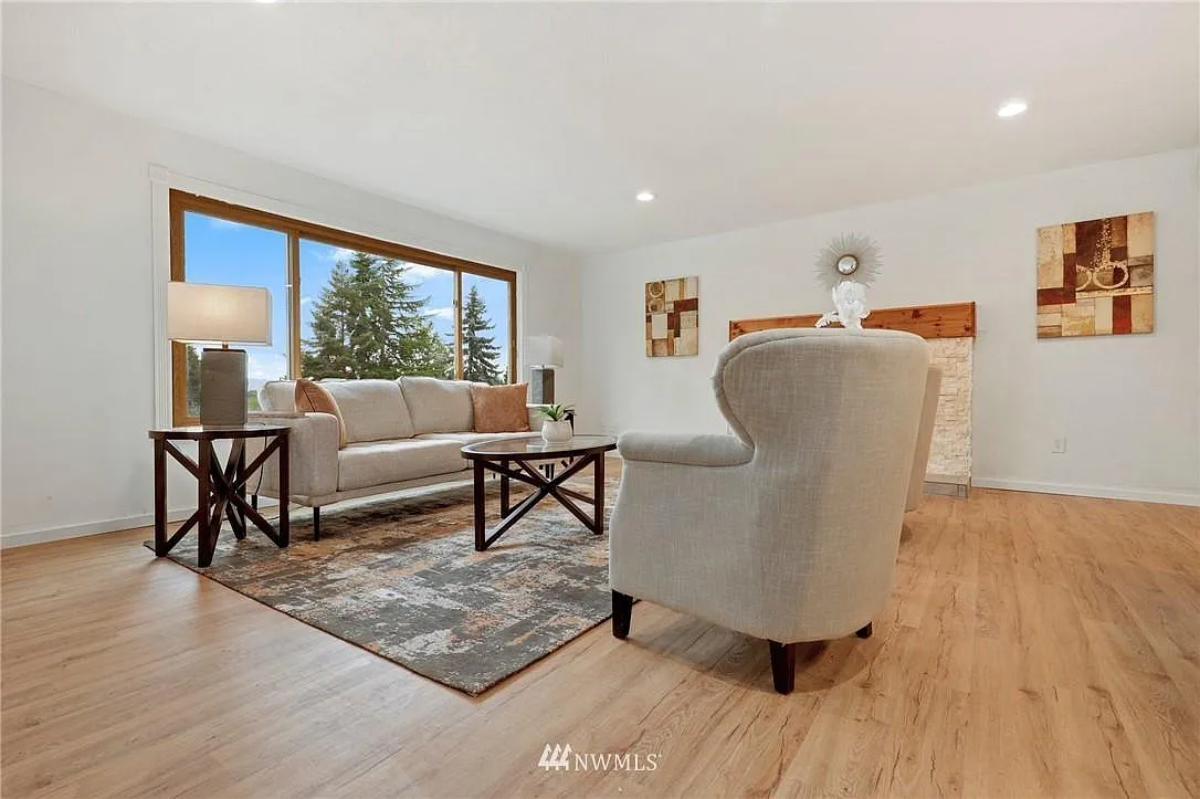 4 bed, 2.5 bath, 2000 sqft, $4,180 — Photo 2