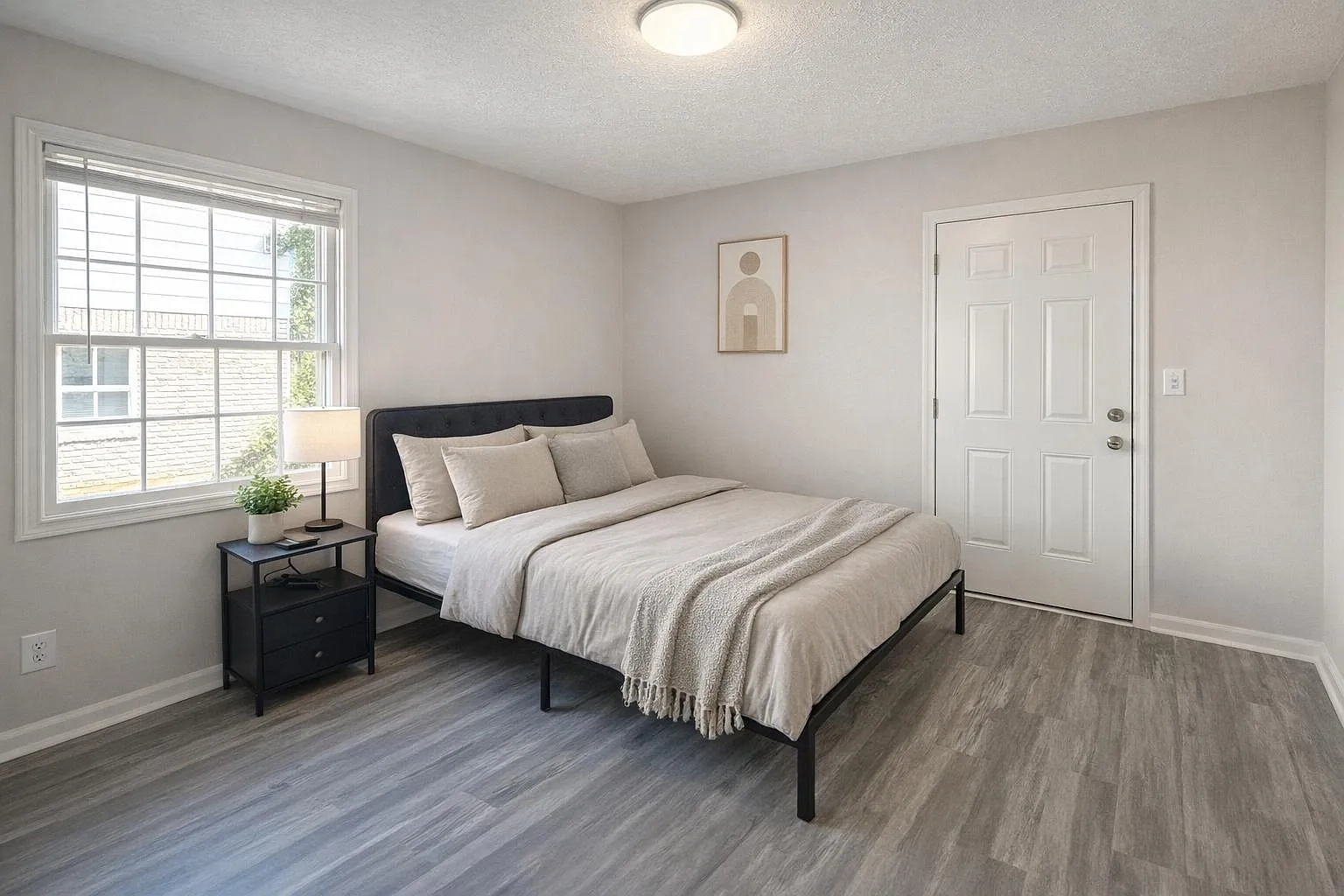 4 bed, 3.0 bath, 2200 sqft, $737 — Photo 1