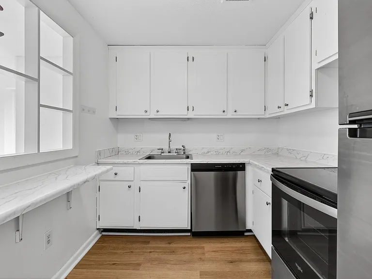 A1 Colonial Dr #10 — Photo 3