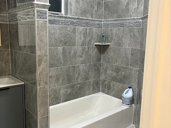 3rd image of 1611 Melville St Floor 2