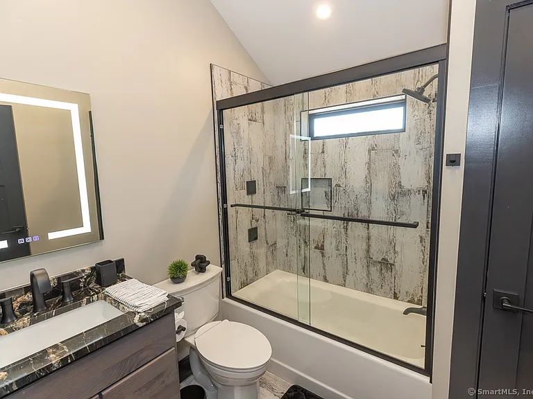 48 Swan Ave — Photo 22