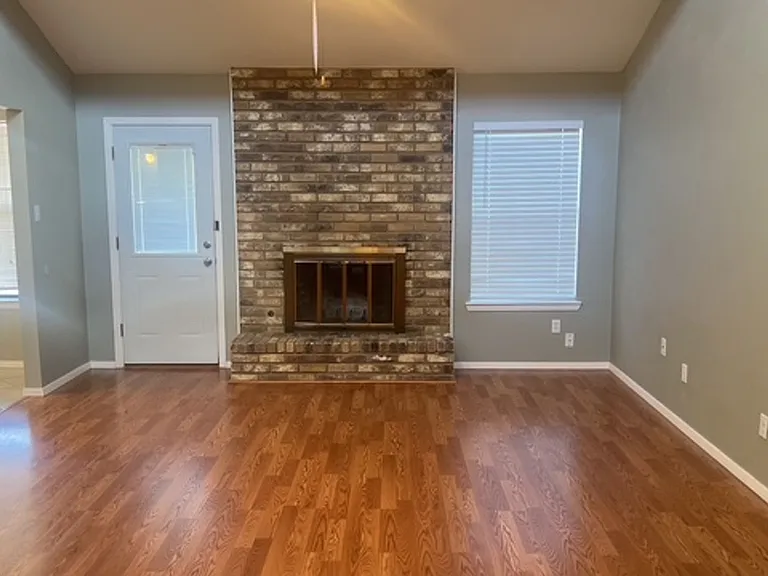 3700 Dauphine Ct — Photo 3