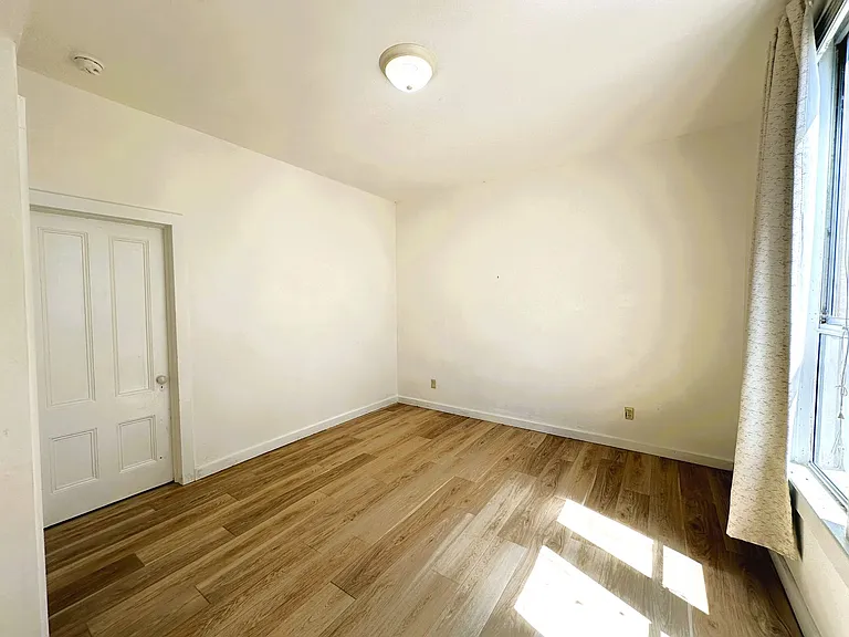 402 Ormsby Ln — Photo 12