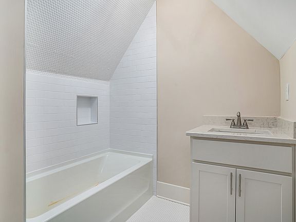 4th image of 97 College St