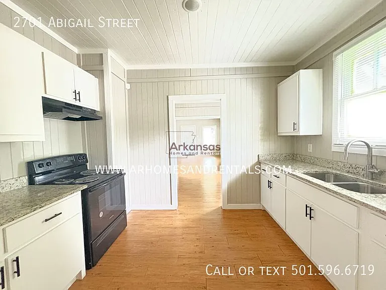 2701 Abigail St — Photo 3