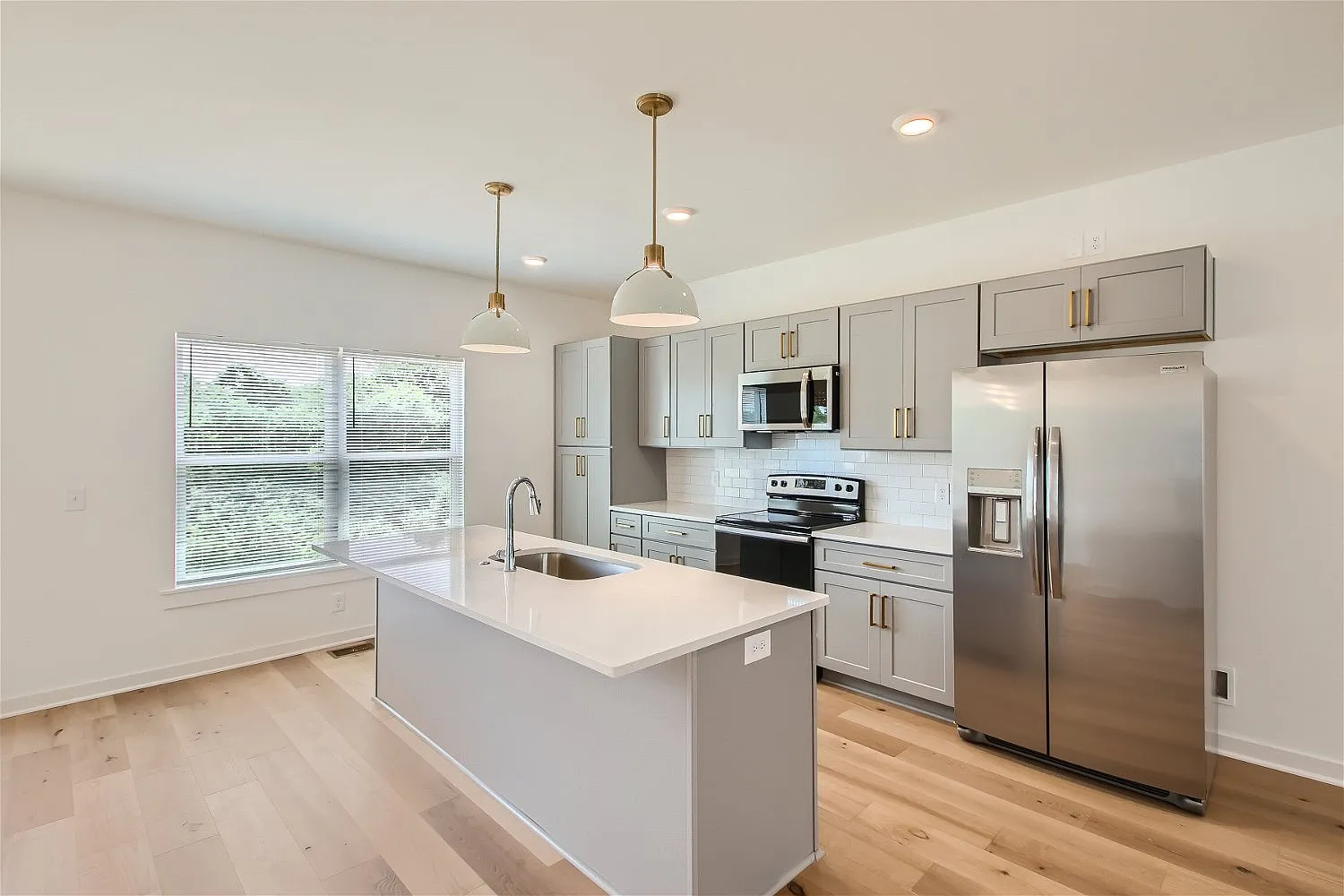 4 bed, 2.5 bath, 1834 sqft, $2,500 — Photo 3