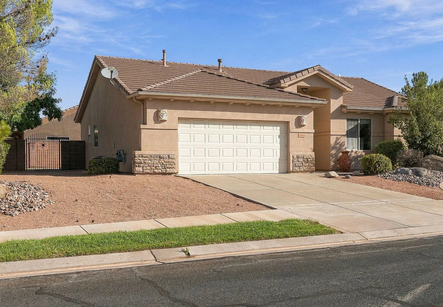 3 bed, 2.0 bath, 1510 sqft, $1,975 — Photo 3