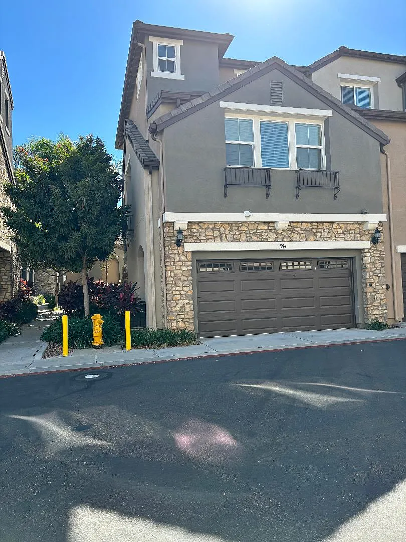 3 bed, 3.5 bath, 1631 sqft, $3,675 — Photo 2