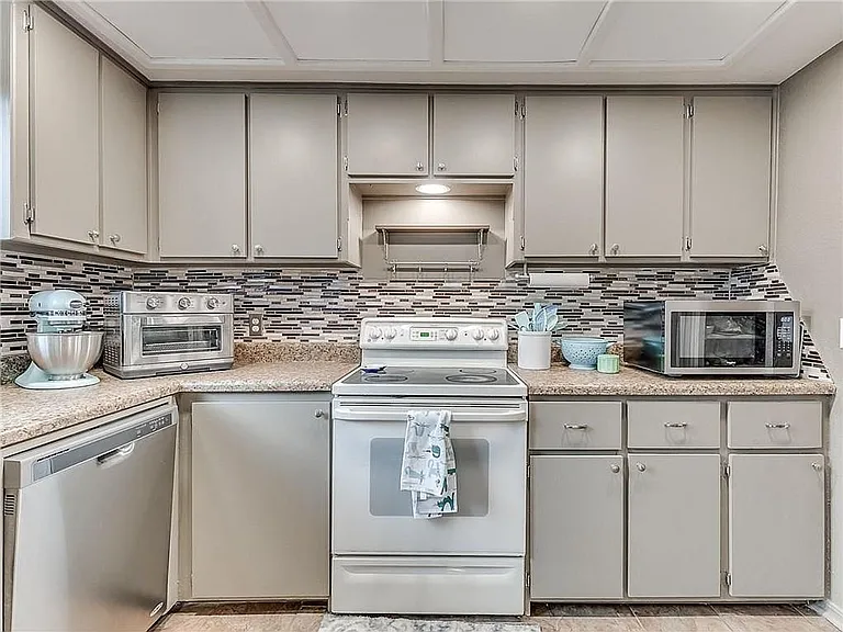 2104 Whiteoak Cir — Photo 17