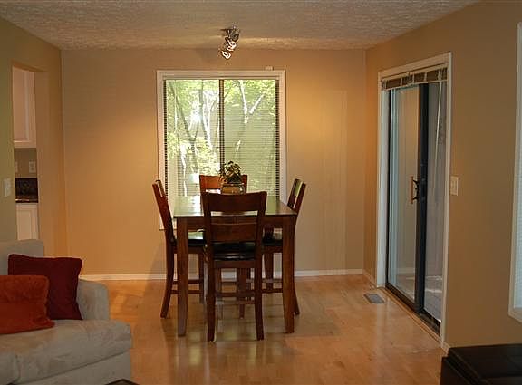 3rd image of 1516 E Cambridge Ln