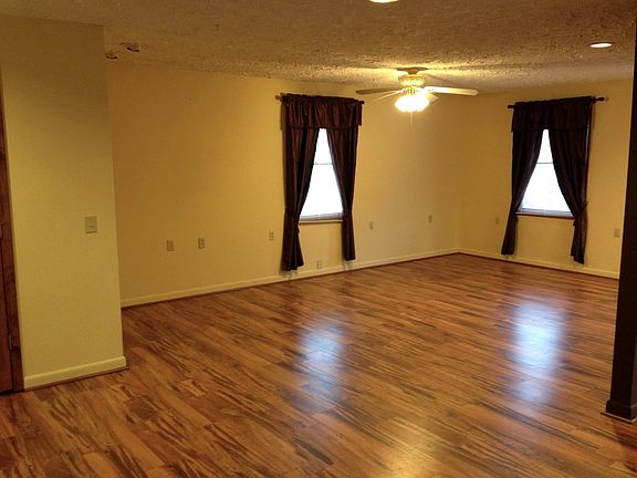 LR. New paint n flooring.