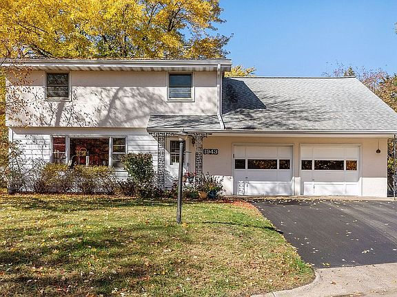 2nd image of 1943 Parkmont Ln