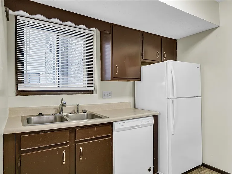 105 N Orr Dr — Photo 49