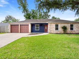 5000 Old Castle Ln, Dickinson, TX 77539