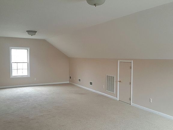 Huge bonus room with LOTS of storage.
