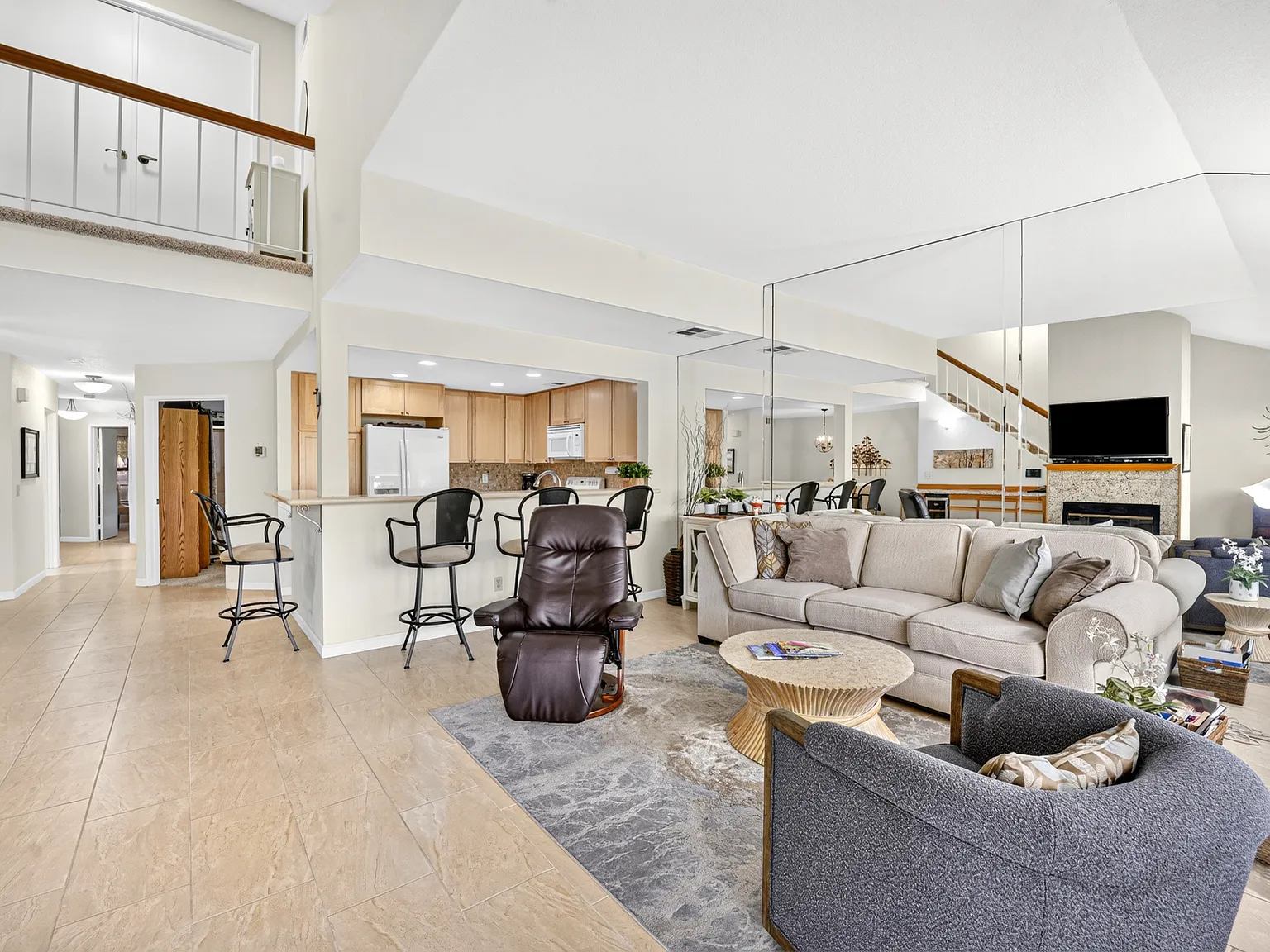 2 bed, 1.5 bath, 1900 sqft, $4,200 — Photo 4