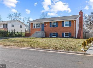 1015 S Hoga Rd, Sterling, VA 20164