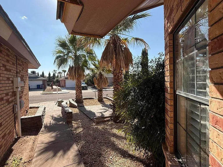 1884 Lyman Dutton Cir — Photo 2