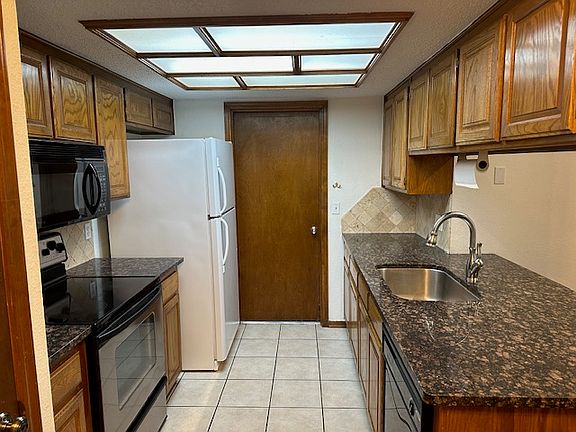 4th image of 13909 Fairhill Ave #13909