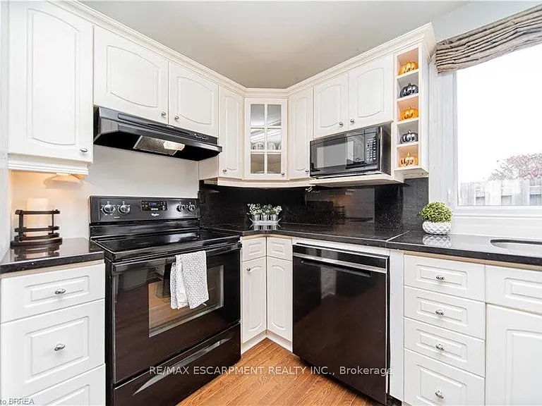 43 Kanata Cres #UPPER — Photo 6
