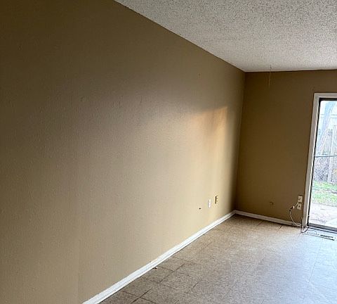 Large Family Room
Opens to small fenced backyard