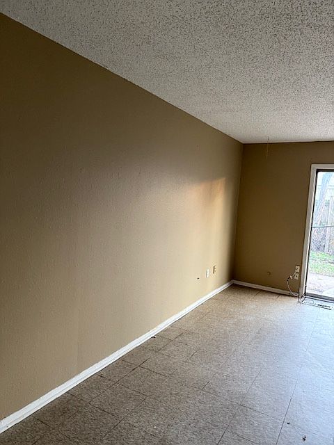 Large Family Room
Opens to small fenced backyard