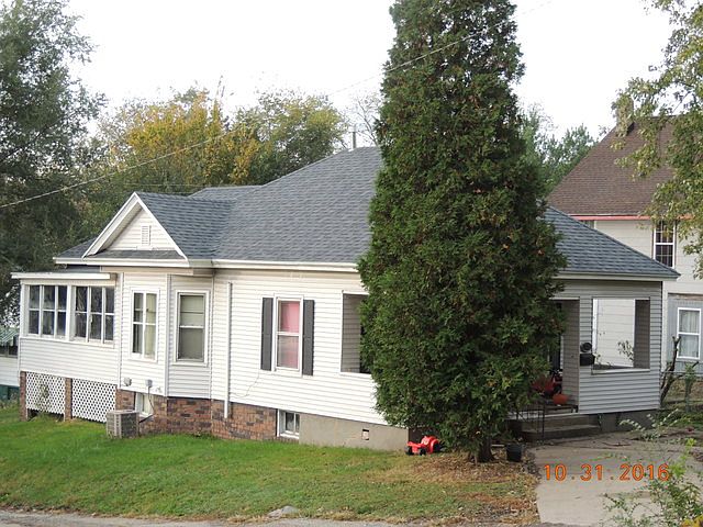 2nd image of 924 4th St