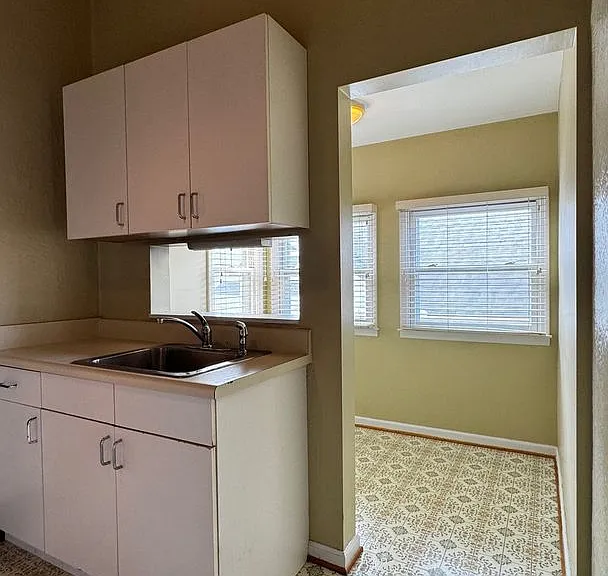 302 Mountain Ave SW — Photo 6