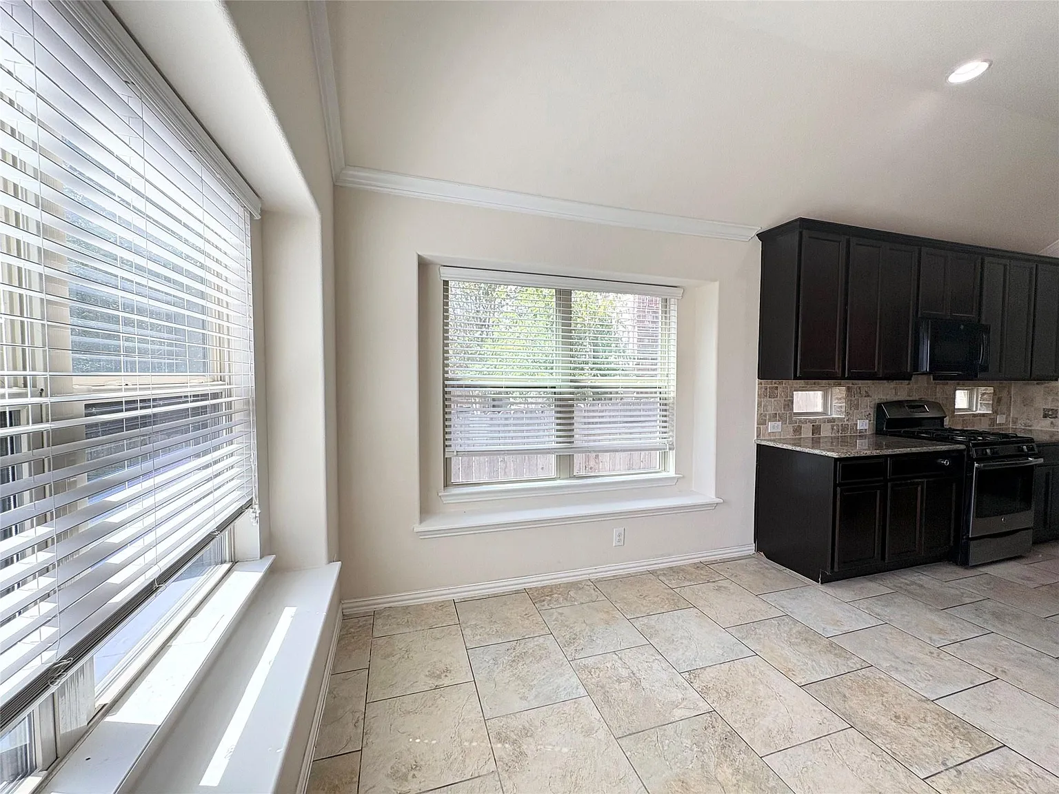4 bed, 3.0 bath, 2122 sqft, $2,450 — Photo 4