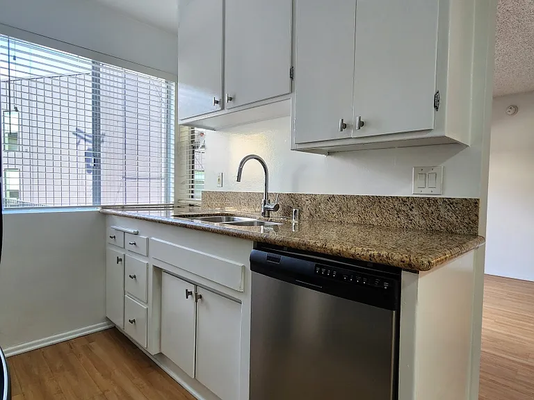 12340 Rochester Ave — Photo 27