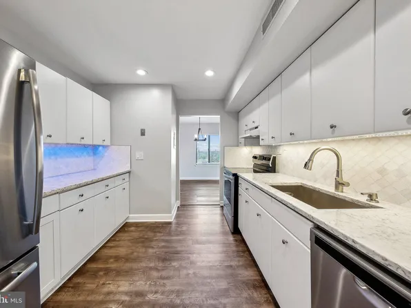 3101 S Manchester St APT 901, Falls Church, VA 22044