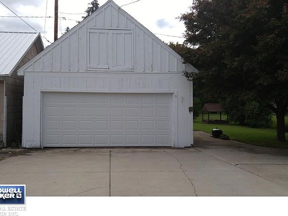 Wide driveway/garage