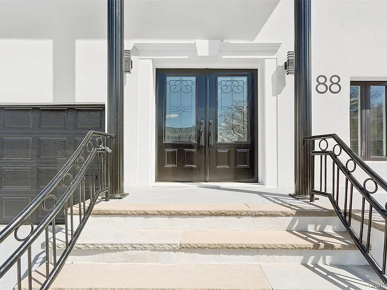 88 Mark Ln — Photo 2