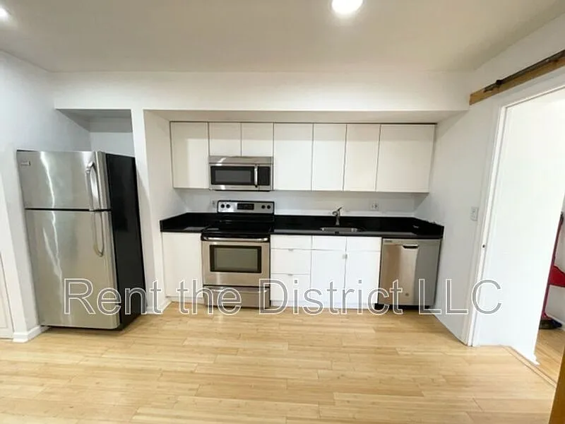 2 bed, 1.0 bath, 770 sqft, $1,900 — Photo 1