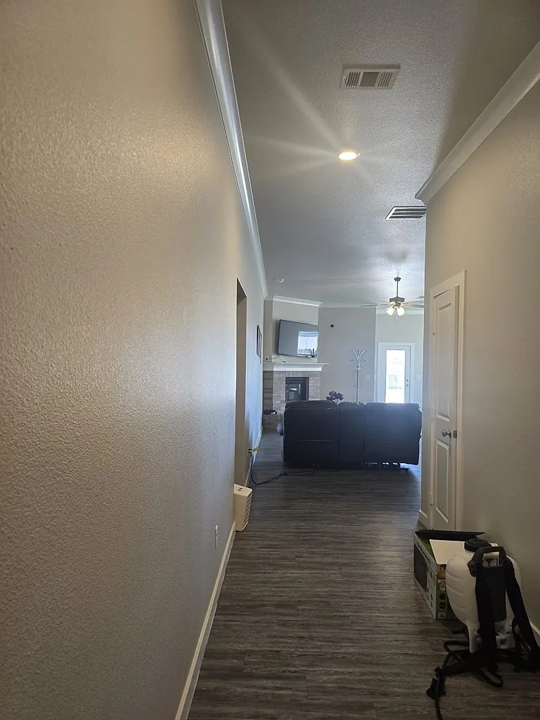4 bed, 2.0 bath, 2095 sqft, $2,600 — Photo 3