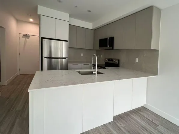 17733 57a Ave #A204, Surrey, BC V3S 8E2