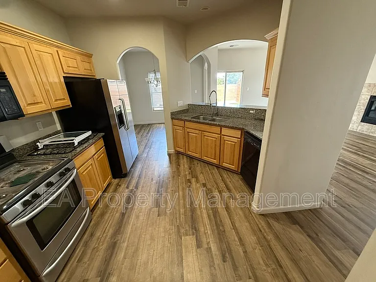 927 Tieran Ct NE — Photo 5